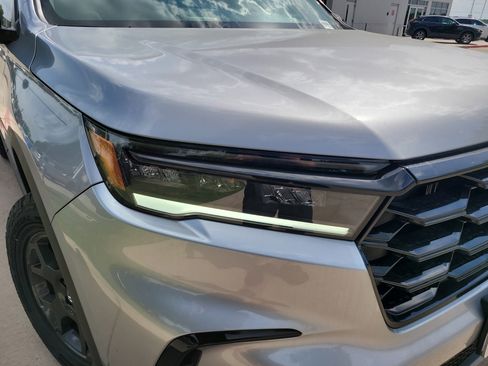 Used 2025 Honda Pilot TrailSport image 11