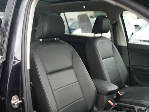 Used 2020 Volkswagen Tiguan SE w/ Panoramic Sunroof Package image 22