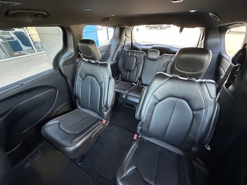 Used 2025 Chrysler Pacifica Select FWD image 33