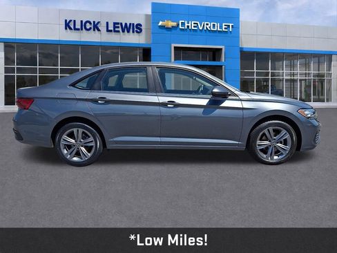 Used 2024 Volkswagen Jetta SE FWD image 9