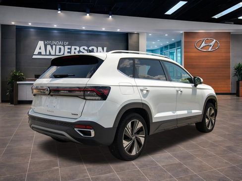 Used 2025 Volkswagen Taos SE AWD/4WD image 13