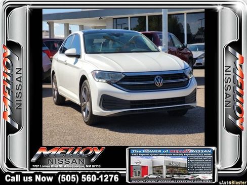 Used 2023 Volkswagen Jetta SE FWD image 3