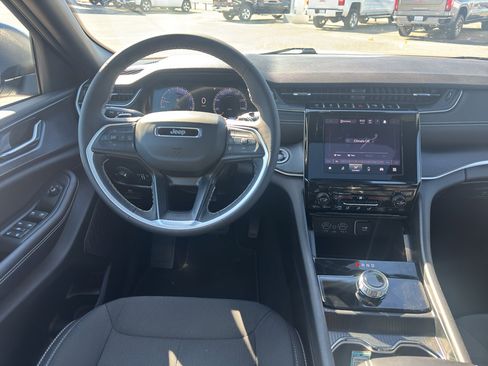 Used 2025 Jeep Grand Cherokee Laredo X RWD image 12