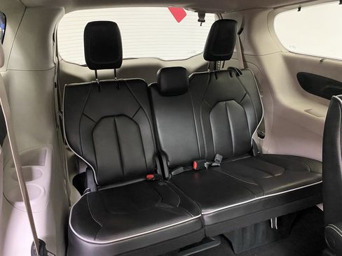 Used 2023 Chrysler Pacifica Limited image 14