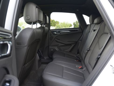 Certified 2021 Porsche Macan AWD/4WD image 31