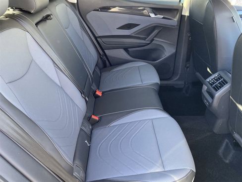 New 2026 Volkswagen Tiguan SE image 9