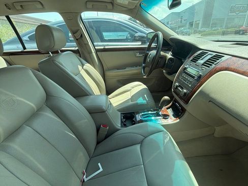 Used 2006 Cadillac DTS w/ Trunk Convenience Package FWD image 2