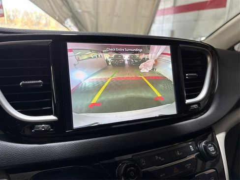 Used 2023 Chrysler Pacifica Touring-L image 39