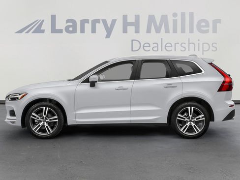 Used 2021 Volvo XC60 T5 Momentum w/ Premium Package FWD image 3