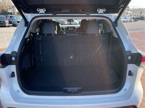 Used 2022 Toyota Highlander XLE image 28