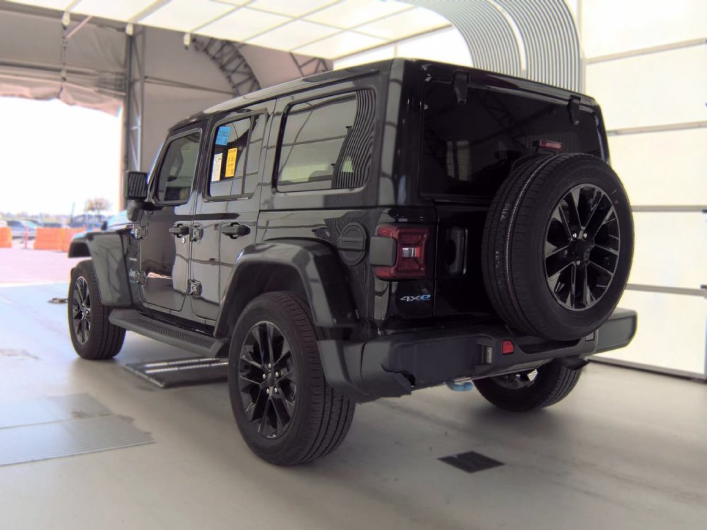 Used 2023 Jeep Wrangler Unlimited Sahara w/ Cold Weather Group AWD/4WD image 4
