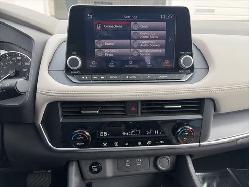 Used 2025 Nissan Rogue SV image 24