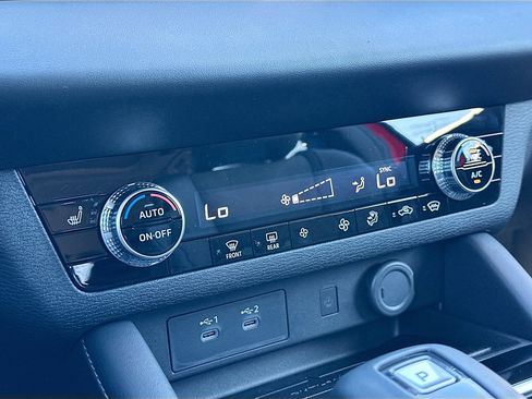 New 2025 Mitsubishi Outlander SE image 11