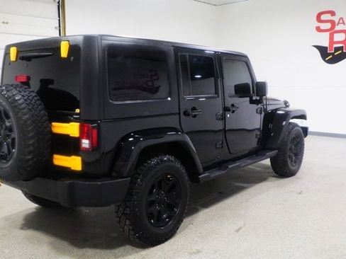 Used 2017 Jeep Wrangler Unlimited Sahara AWD/4WD image 4