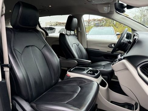 Used 2024 Chrysler Pacifica Touring-L image 20