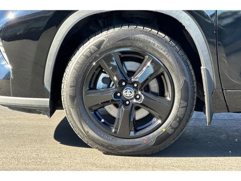 Certified 2023 Toyota Highlander LE image 32