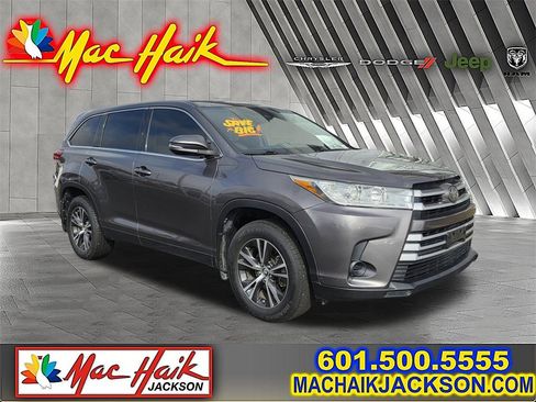 Used 2019 Toyota Highlander LE image 1