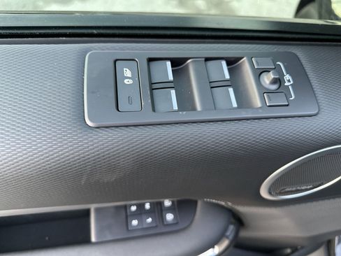 Used 2024 Land Rover Discovery Dynamic SE image 15