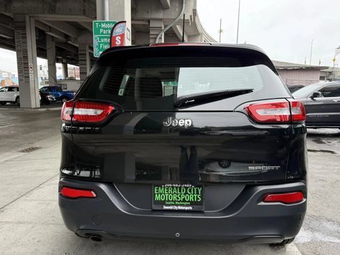 Used 2016 Jeep Cherokee Sport FWD image 3