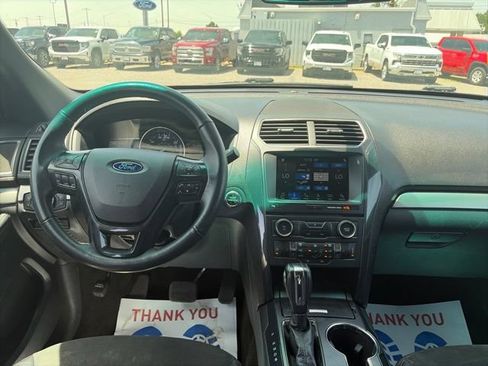 Used 2018 Ford Explorer XLT w/ Equipment Group 202A FWD image 14