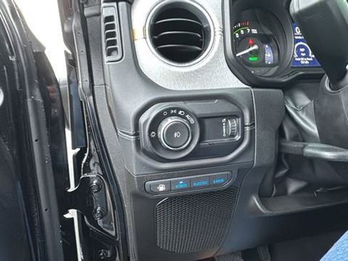 Used 2025 Jeep Wrangler Unlimited Sahara image 14