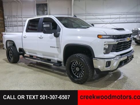 Used 2025 Chevrolet Silverado 2500 LT w/ Convenience Package AWD/4WD image 2