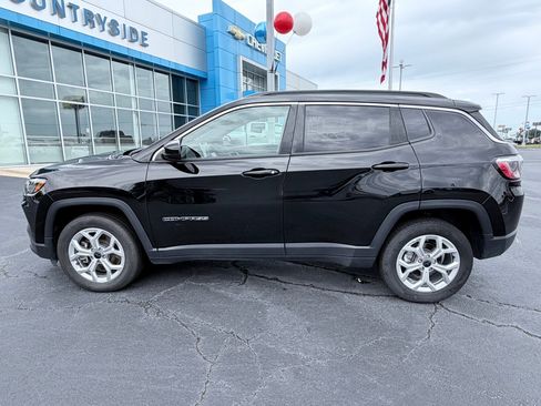 Used 2025 Jeep Compass Latitude AWD/4WD image 5
