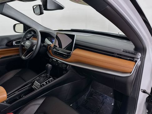 Certified 2024 Jeep Compass Limited image 37