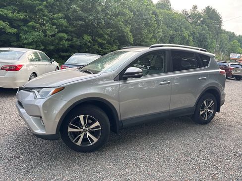 Used 2018 Toyota RAV4 XLE AWD/4WD image 2