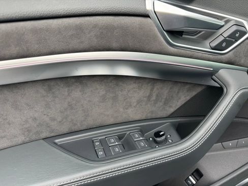 Used 2021 Audi e-tron Prestige w/ Prestige Package image 44