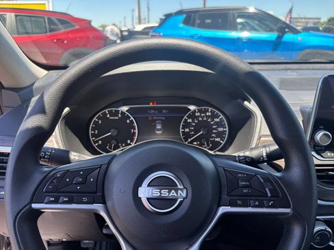 Used 2025 Nissan Altima 2.5 SV FWD image 28