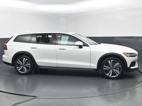 Used 2025 Volvo V60 B5 Cross Country Plus AWD/4WD image 6