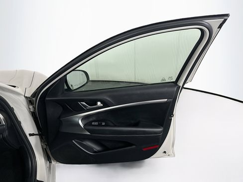 Used 2025 Genesis G70 2.5T image 31