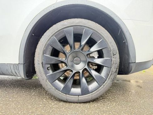Used 2023 Tesla Model Y Long Range AWD/4WD image 33