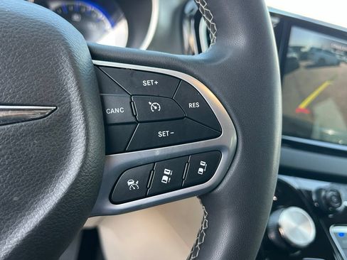Used 2023 Chrysler Pacifica Touring-L FWD image 20