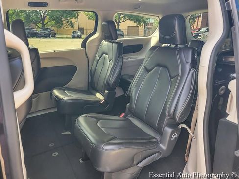 Used 2023 Chrysler Pacifica Touring-L FWD image 17