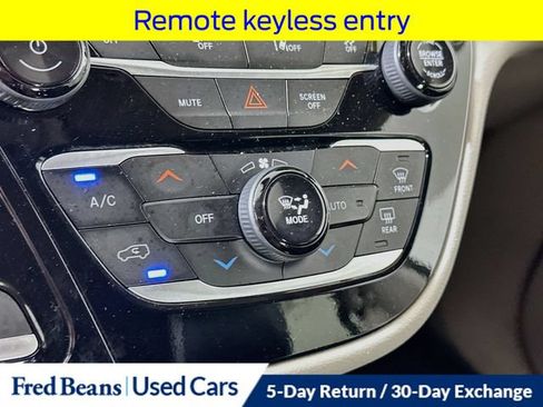 Used 2024 Chrysler Pacifica Touring-L FWD image 19