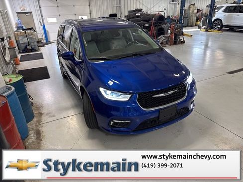 Used 2021 Chrysler Pacifica Touring-L w/ Uconnect Theater Family Group image 29