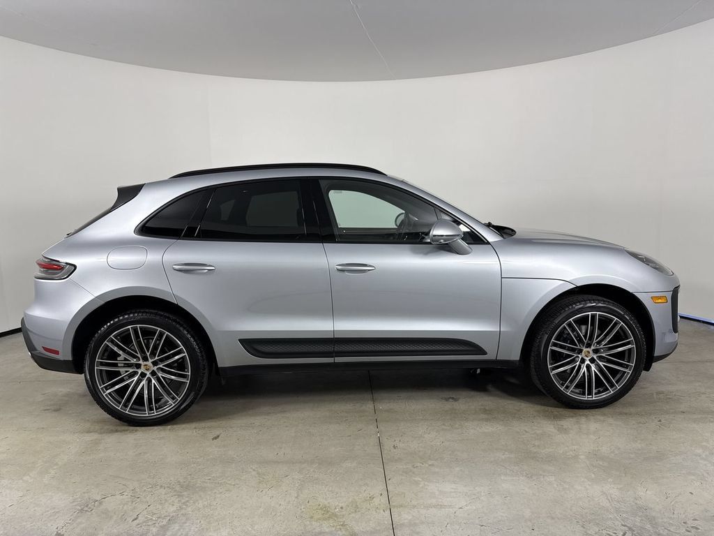 Certified 2026 Porsche Macan AWD/4WD image 8