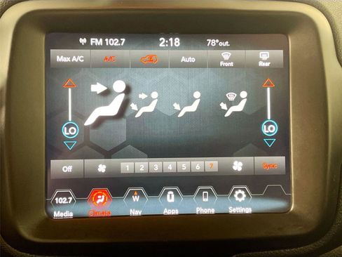 Used 2023 Jeep Renegade Latitude AWD/4WD image 9