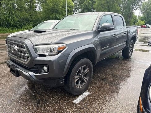 Used 2017 Toyota Tacoma TRD Sport AWD/4WD image 4