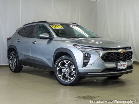 Used 2024 Chevrolet Trax LT w/ LT Convenience Package FWD image 2