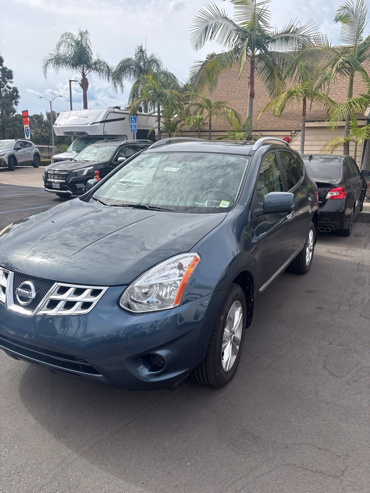 Used 2013 Nissan Rogue SV AWD/4WD image 2