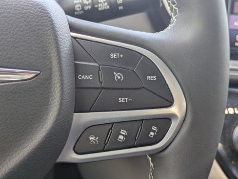 Used 2023 Chrysler Pacifica Touring-L image 18