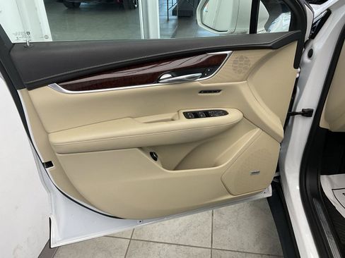 Used 2017 Cadillac XT5 Luxury w/ Driver Awareness Package AWD/4WD image 9