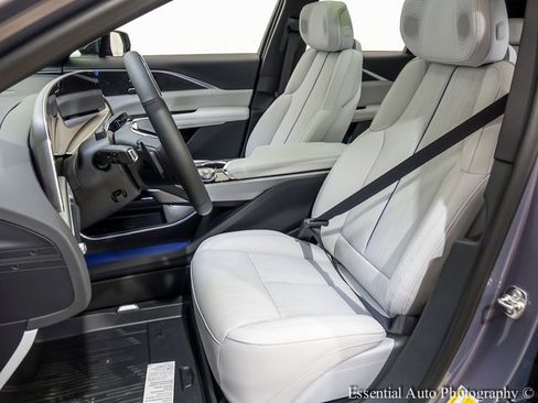 New 2025 Cadillac Lyriq Luxury image 8