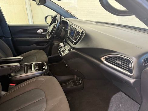 Used 2020 Chrysler Pacifica Touring w/ S Appearance Package FWD image 12