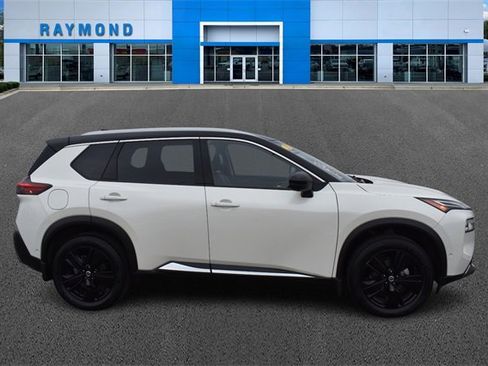 Used 2021 Nissan Rogue Platinum image 2