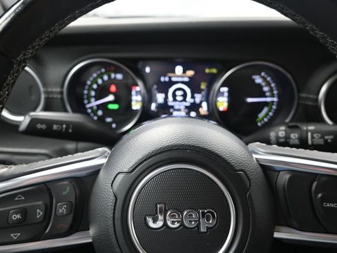 Used 2023 Jeep Wrangler Unlimited Sahara w/ Cold Weather Group AWD/4WD image 15