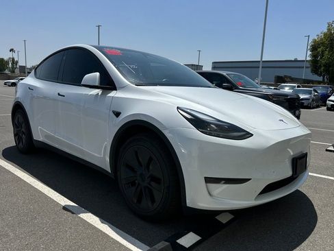 Used 2024 Tesla Model Y Long Range RWD image 2